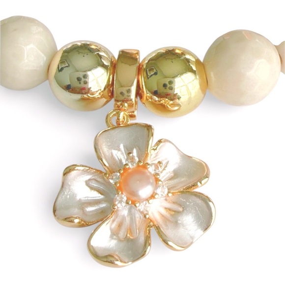 Elegant Gold and Cream Beaded Bracelet with Floral Charm - Picture 6 of 7